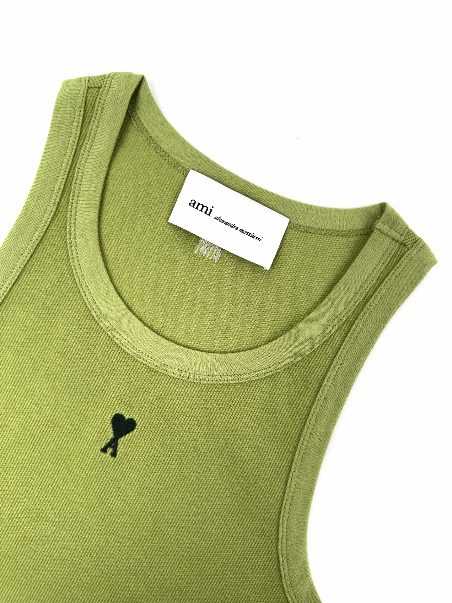 Women's Ami Paris logo embroidered vest, custom made of luxurious and soft plain weave cotton, with a cloudy feel, skin-friendly and breathable. The fresh fruity green is condensed with French sophistication, showing a luxurious and elegant style while relaxing. The iconic love embroidery is embellished on the chest, which is low-key yet recognizable. The ami embroidery on the back collar has a dark texture, and both sides have a French attitude. The high-strength texture outlines neat lines, making it slimmer and Versatile. The vest-style cut releases the shoulder and neck lines, perfectly showing the female curves; above simplicity, it is an undefined French romance. 1. Imported machine embroidery technology uses advanced computer control systems and precision mechanical components to precisely create the iconic AMI love logo embroidery, with smooth and delicate lines and a full sense of sophistication. 2. Enzyme washing treatment: The fabrics have been fermented and washed to give them a better feel and texture. They are not easy to deform, shrink or fade, and maintain long-term beauty. Accessories: Customized 1:1 AMi trademark Version: Fit Size: S M L Style number: DD 114